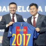 El presidente del FC Barcelona, Josep Maria Bartomeu, y el presidente de la empresa japonesa Rakuten, Hiroshi Mikitani, posan con la camiseta del nuevo patrocinador del club