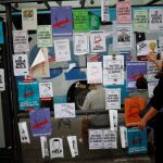 Una marquesina de autobús llena de pegatinas a favor del referéndum