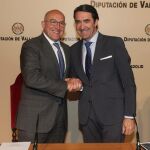 El presidente de la Diputación de Valladolid, Jesús Julio Carnero, y el consejero de Fomento y Medio Ambiente de la Junta, Juan Carlos Suárez-Quiñones, sellan el acuerdo de colaboración