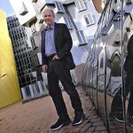 Tim Berners-Lee, en los exteriores de su oficina en el MIT / AP