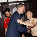 El rey con Iniesta en el vestuario/@CasaReal