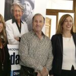 Ángeles Armisén y Carmen Fernández junto a Tino Soriano