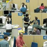 Desde 2012, los sueldos de los funcionarios se redujeron los primeros 21 días por baja común / Efe