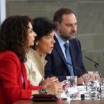 Isabel Celaá (c), acompañada por María Jesús Montero y José Luis Ábalos, tras el Consejo de Ministros. EFE/J.J. Guillén