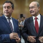 El alcalde de Sevilla, Juan Espadas, donde a cada habitante le corresponde del déficit municipal 603 euros; y el regidor de Málaga, Francisco de la Torre, donde cada ciudadano debería 812 euros para saldar la cuantía pendiente (Foto: Efe)