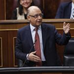 El ministro de Hacienda, Cristóbal Montoro, interviene en la sesión de Control al Gobierno celebrada hoy en el Congreso de los Diputados. EFE/Javier Lizón