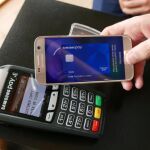 Un cliente pagando con su teléfono Samsung