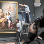 Devoción. Operarios montan «Santa Ana enseñando a leer a la Virgen», de Murillo