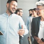 Los trabajadores valoran cada vez más que las empresas incluyan en su paquete de beneficios políticas de felicidad laboral/dreamstime