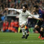 Busquets e Isco luchan por un balón