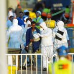 Los inmigrantes del «Lifeline» desembarcan en el puerto de Malta tras permanecer siete días a la deriva a la espera de un puerto seguro en el que atracar