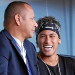El brasileño, junto a su padre, en el palco del Parque de los Príncipes viendo el estreno del PSG en la liga francesa el pasado sábado