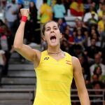 La jugadora de bádminton española Carolina Marín, celebra luego de ganar un punto a Line Kjaersfeldt de Dinamarca
