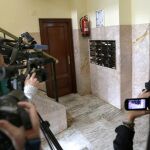 Número 6 de la calle Río Sella de Lugones (Siero) en el que una joven ha sido detenida por la muerte de su pareja / EFE/ José Luis Cereijido