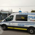 Unidad de la Policía Municipal de Madrid ante la entrada del polideportivo Luis Aragonés de Hortaleza