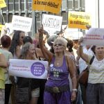 Plataformas en apoyo a Juana Rivas, en busca y captura por no entregar a sus hijos al padre, protestan esta mañana frente al Ministerio de Justicia en Madrid, y en otras ciudades del país, para asegurar la protección de sus hijos