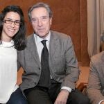 Iñaki Gabilondo posa con dos estudiantes de Periodismo y Valentín López Valdés, director del Colegio Mayor Peñafiel