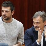 Fotografía de archivo de Ramón Espinar (i), portavoz de Unidos Podemos en el Senado y diputado autonómico junto a José Manuel López, hasta hoy portavoz de su partido en la Asamblea de Madrid