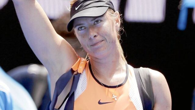 María Sharapova saluda al público tras uno de sus partidos