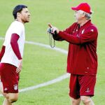 Ancelotti da instrucciones a Xabi Alonso durante el entrenamiento de ayer en el Calderón