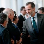 El Rey Felipe VI saluda al presiente de Mercadona, Juan Roig, durante la inauguración del XXI Congreso Nacional de la Empresa Familiar / Foto: Efe
