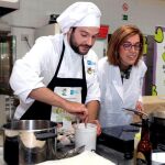 La presidenta de la Diputación de Palencia, Ángeles Armisén, junto a uno de los participantes de la pasada edición del concurso