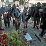 Ian Gibson, el pasado lunes, en el cementerio de Colliure, dejando un clavel en la tumba de Antonio Machado y su madre Ana Ruiz