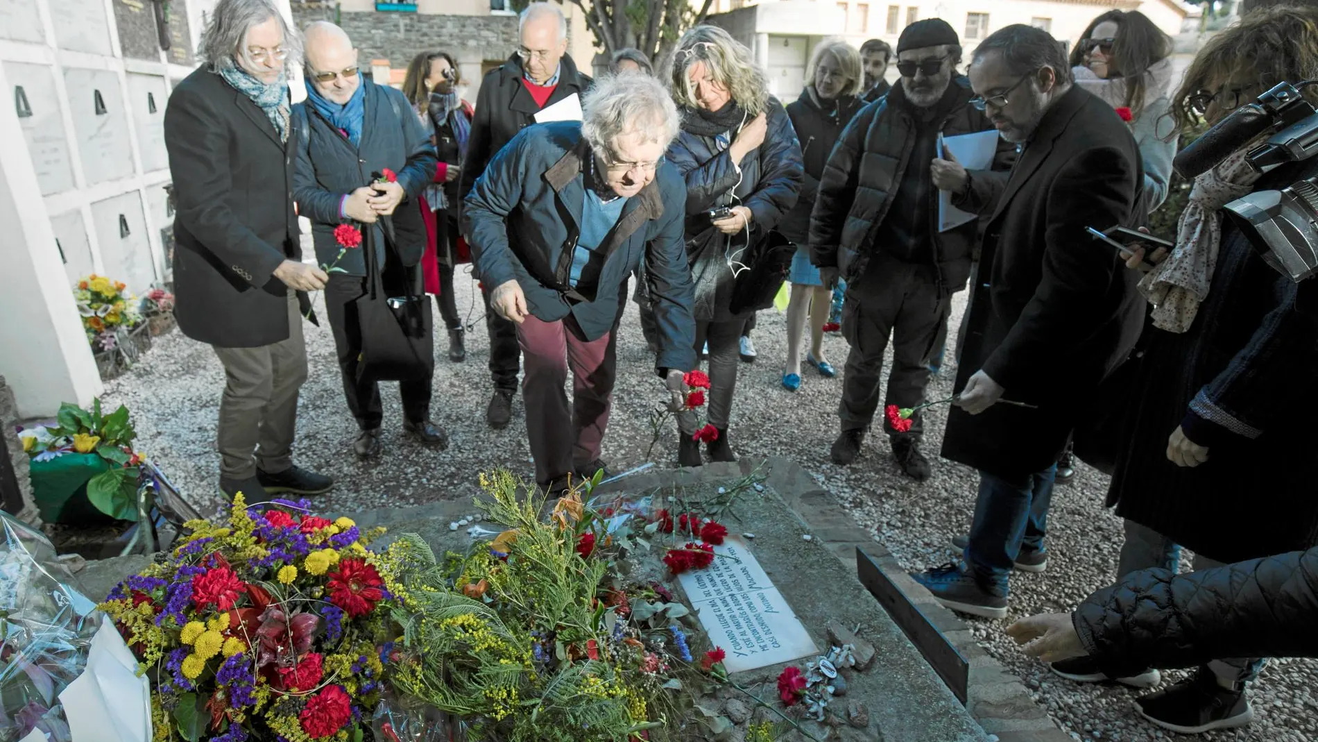 Ian Gibson, el pasado lunes, en el cementerio de Colliure, dejando un clavel en la tumba de Antonio Machado y su madre Ana Ruiz