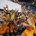 Los jugadores del Herbalife Gran Canaria celebran su victoria frente al FC Barcelona Lassa, en la final de la Supercopa disputada en el pabellón Fernando Buesa de Vitoria.