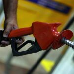Los carburantes se abaratan hasta un 1,3% de la mano de la caída del crudo