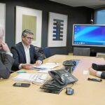El director de la oficina de representación de Shanghai de Banco Sabadell atendiendo a unos clientes en una de las reuniones individualizadas