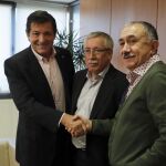 El presidente de la gestora del PSOE, Javier Fernández (i), y los secretarios generales de CCOO y UGT, Ignacio Fernéndez Toxo (c) y Pepe Álvarez