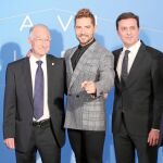El cantante junto a Gabriel Amat y Javier Aureliano García, presidente y vicepresidente de la Diputación de Almería, respectivamente