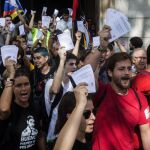 Un grupo de personas muestran papeletas del referendum sobre la independencia de Cataluña
