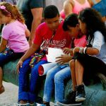 Un grupo de lectores en La Habana. La isla tiene unos buenos índices de lectura actualmente/ Liber