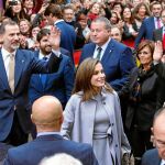 Don Felipe y Doña Letizia saludaron ayer a una multitud de vecinos que se agolparon frente a la Basílica para recibirles entre vítores