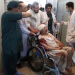 Uno de los herido llega al hospital para ser atendido