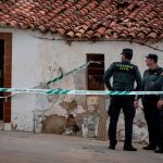 Efectivos de la UCO Guardia Civil custodian la casa número 1 de la calle Córdoba de El Campillo (Huelva). EFE/ Julián Pérez