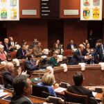 El presidente López Miras y el titular de Hacienda, Andrés Carrillo, se felicitan por la aprobación de los Presupuestos