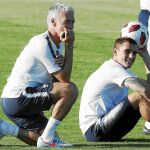 Deschamps, con Griezmann, en un entrenamiento de Francia