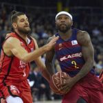 El base norteamericano del Barcelona Lassa Tyrese Rice con el balón ante el escolta francés del Valencia Basket Antoine Diot durante el partido