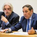 El consejero de Sanidad, Antonio María Sáez Aguado, informa, junto al director general de Salud Pública, Agustín Álvarez Noga, sobre la campaña de vacunación contra la gripe