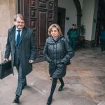 La fallecida Maria José Alcón, junto a su abogado Pablo Delgado, salen del Tribunal Superior de justicia valenciano (EFE)