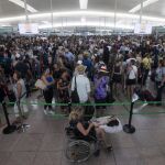 Las colas para acceder al control de seguridad del Aeropuerto de Barcelona-El Prat continúan debido a los paros que llevan a cabo los trabajadores de Eulen, la empresa que gestiona este servicio.