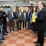 El consejero de Educación, Fernando Rey, reunido con el claustro del Colegio Público «Félix Cuadrado Lomas»