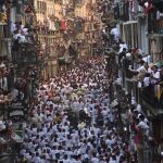 La calle Estafeta repleta de gente viendo pasar los toros durante el encierro
