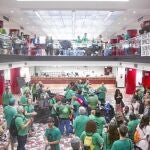 Los activistas de la Plataforma de Afectados por la Hipoteca colgaron pancartas y llenaron de panfletos el suelo de las oficinas centrales del Banco Popular en Barcelona, ayer