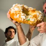 Javier Cocheteux, padre e hijo, regentan Pan. Delirio, establecimiento en el que elaboran de manera artesanal redondas piezas a las que aplican técnicas de panadería. Foto: Alberto R. Roldán