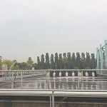 Del tratamiento de depuración de agua se obtiene un fango o compost del que se obtiene un gas que hay que depurar si se quiere volcar a la red. La concentración de metano debe ser de al menos el 95 por ciento por ley