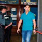 Alfonso Jesús Cabezuelo, uno de los componentes de la manada a su salida del juzgado de guardia de Sevilla